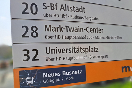 Neues Busnetz Heidelberg: Haltestellen-Fahne mit Kampagnen-Aufkleber