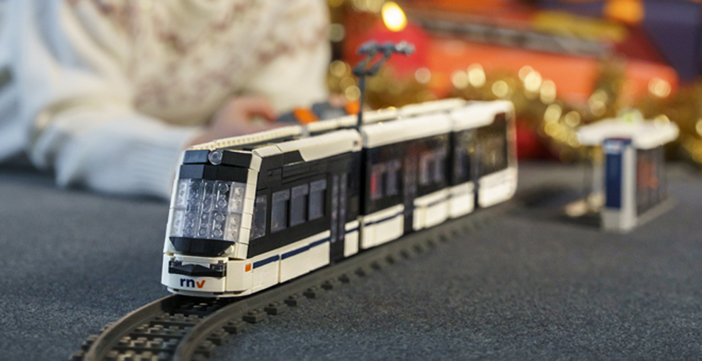 Die Rhein-Neckar-Tram (RNT) als Klemmbausteinbahn Ein Klemmbausteinmodell der rnv-Straßenbahn Rhein-Neckar-Tram (RNT) in der Nahaufnahme.