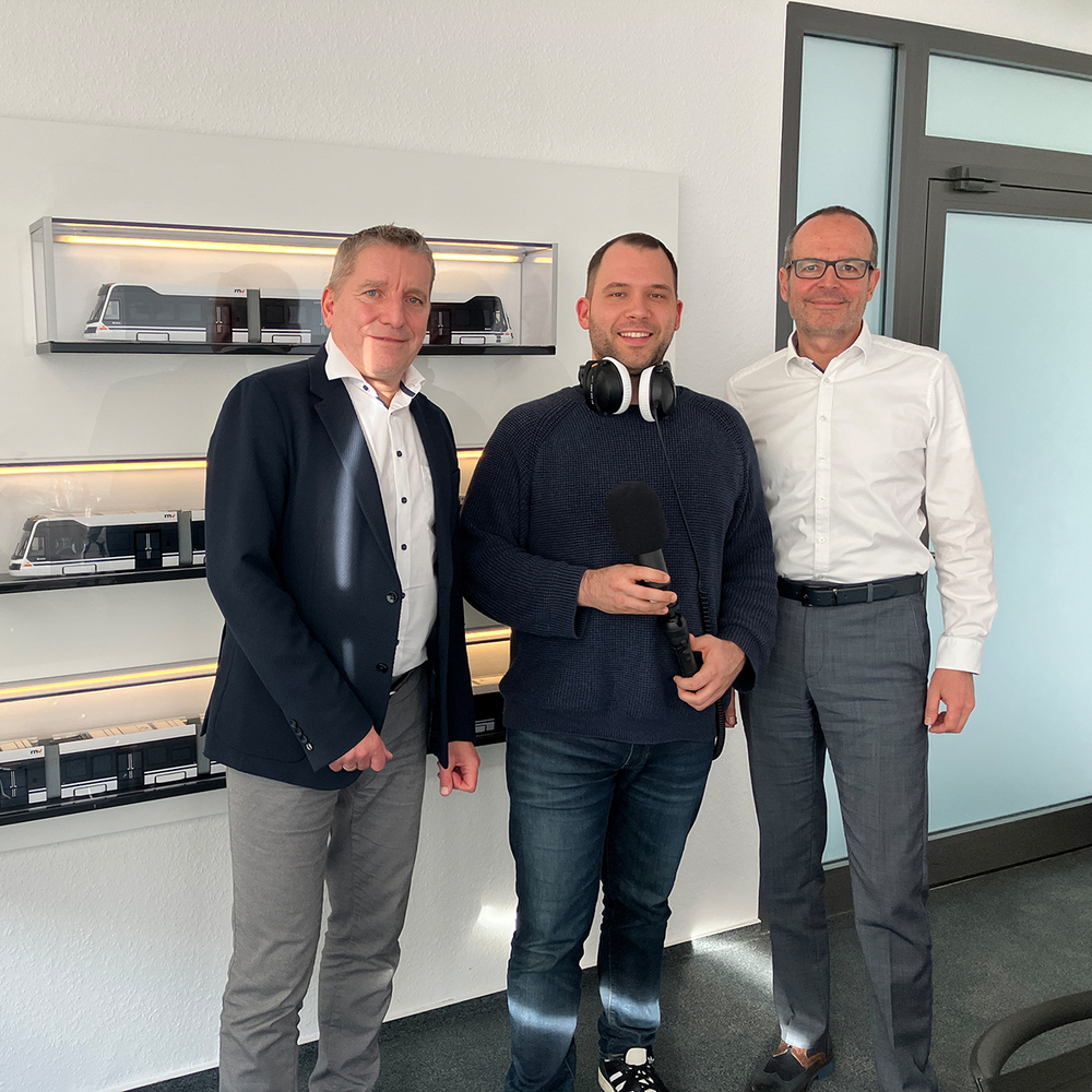 Moderator Jens Schneider spricht mit Martin in der Beek, dem technischen Geschäftsführer der rnv, sowie Christian Volz, dem kaufmännischen Geschäftsführer der rnv Moderator Jens Schneider spricht mit Martin in der Beek, dem technischen Geschäftsführer der rnv, sowie Christian Volz, dem kaufmännischen Geschäftsführer der rnv