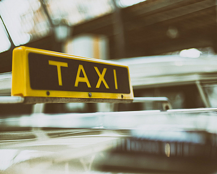 Leuchtschild auf dem Dach eines Taxis