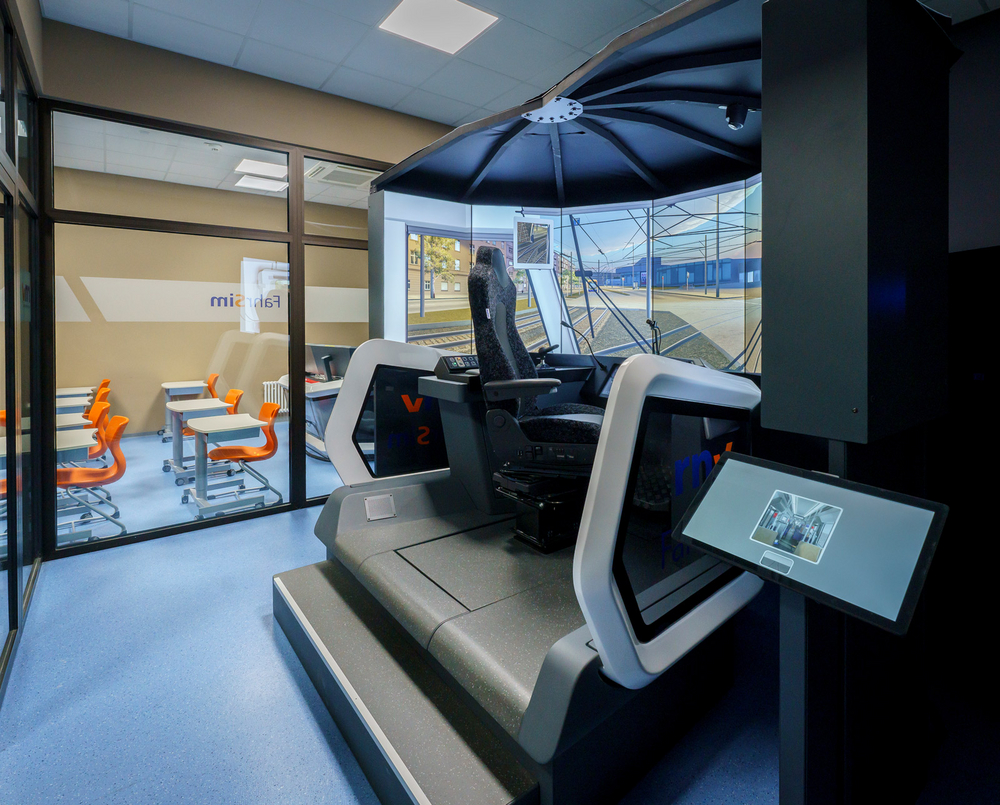 FahrSim-Simulatorkabine Die Kabine des rnv Stadtbahn-Fahrsimulators, Fahrsim, wo die Fahrschülerin bzw. der Fahrschüler sitzt.