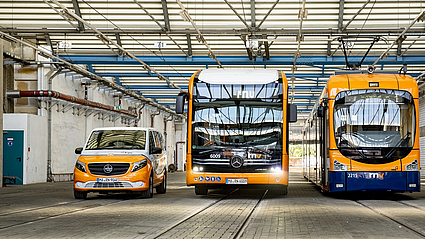 Ein fips-Shuttle, ein Elektrobus und eine RNv-Bahn in einer Halle.