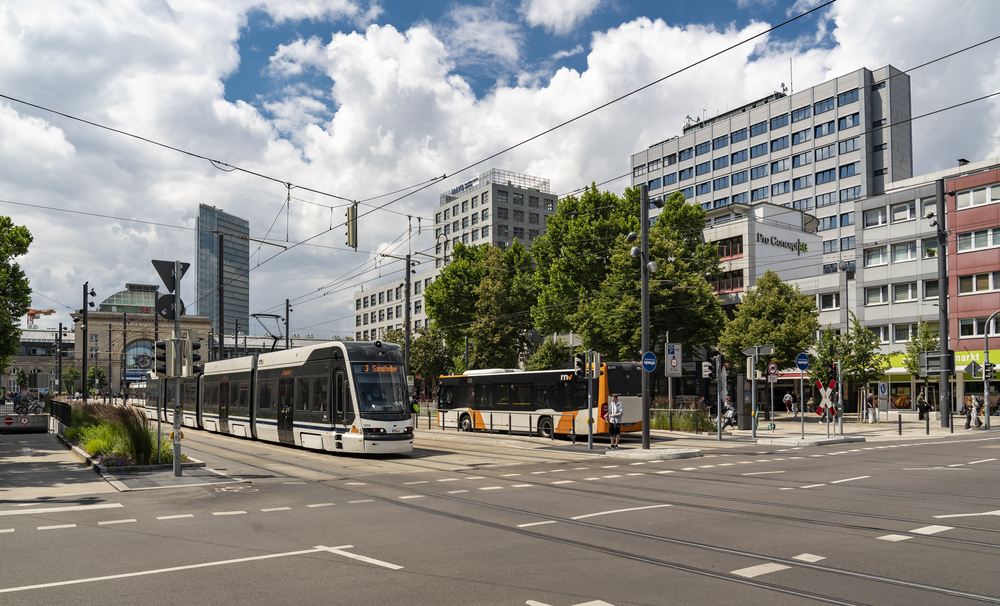 RNT (Rhein-Neckar-Tram) und ein Bus der rnv GmbH im Bereich MA Hauptbahnhof.