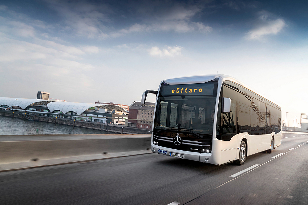 E-Citaro der Firma Daimler Truck AG auf der Kurt-Schumacher-Brücke, im Hintergrund die Rhein-Galerie