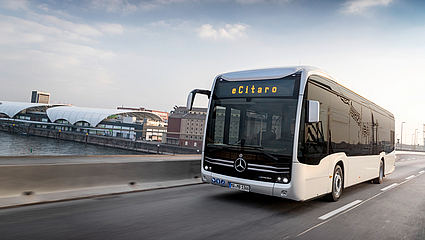 E-Citaro der Firma Daimler Truck AG auf der Kurt-Schumacher-Brücke, im Hintergrund die Rhein-Galerie