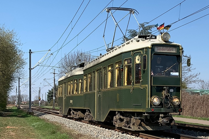 Der Salonwagen-Halbzug der OEG vor dem Edinger Wasserturm