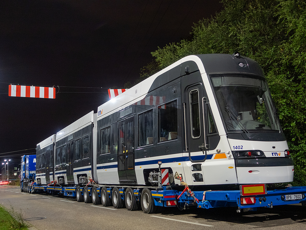 Anlieferung der neuen Rhein-Neckar-Tram (RNT) auf dem Betriebshof Ludwigshafen