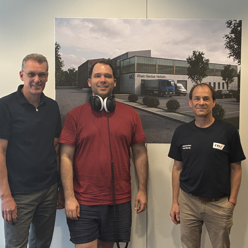 Moderator Jens Schneider im Gespräch mit Rolf Wenig, Projektleiter und stellvertretender Abteilungsleiter Hochbau bei der rnv und Jens Guder, Leiter Ausbildung und Fahrschule