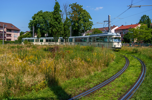 rnv-Eventfahrzeug RHB-1020 Die Event-Bahn "RHB-1020" des Typs DÜWAG auf der Strecke vor blauem Himmel mit ein paar Wölkchen.