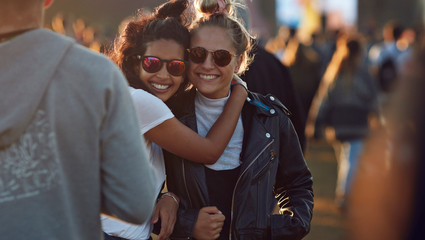 Zwei junge Frauen freuen sich