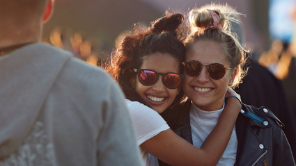 Zwei junge Frauen freuen sich