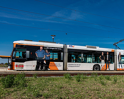 Seitenansicht einer rnv-Bahn mit Werbung