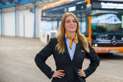 Eine Busfahrerin der Rhein-Neckar-Verkehr GmbH (rnv) steht vor einem elektrisch betriebenen eCitaro-Bus.
