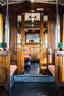 Innenaufnahme aus dem Salonwagen: Blick durch Holztüren auf die Bar