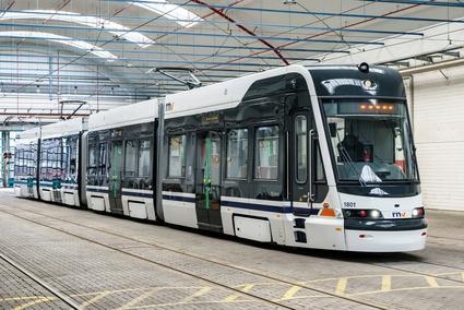 40 Meter lange Rhein-Neckar-Tram (RNT) in einer Wagenhalle der rnv