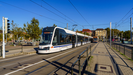 Eine Bahn des Typs Rhein-Neckar-Tram (RNT) der rnv steht an der Stadtbahn-Haltestelle Alte Feuerwache in Mannheim.