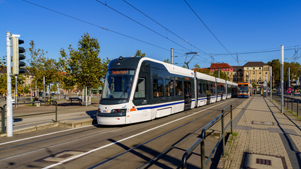 Eine Bahn des Typs Rhein-Neckar-Tram (RNT) der rnv steht an der Stadtbahn-Haltestelle Alte Feuerwache in Mannheim.