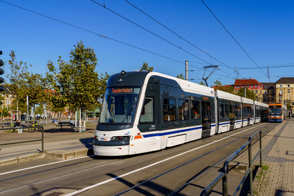 Eine Bahn des Typs Rhein-Neckar-Tram (RNT) der rnv steht an der Stadtbahn-Haltestelle Alte Feuerwache in Mannheim.