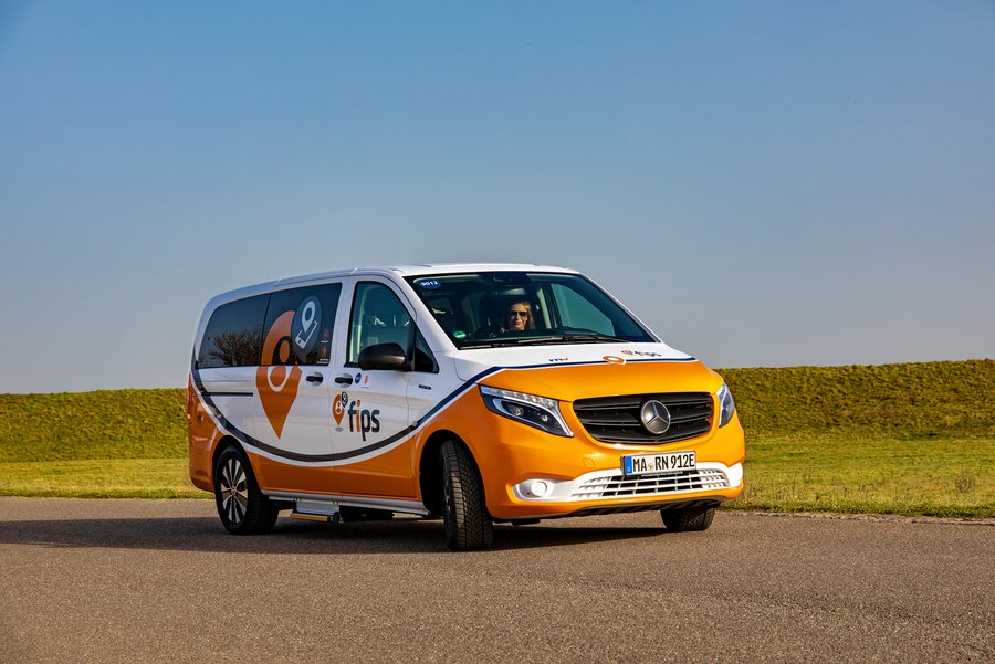 fips-Fahrzeug im Grünen