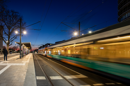 Stadtbahn bei Nacht an der Haltestelle Heidelberg Hauptbahnhof