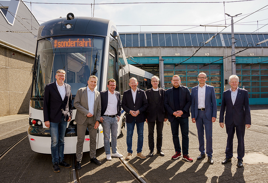 Vertreter von rnv, Skoda sowie der Städte Mannheim, Heidelberg und Ludwigshafen vor einer Rhein-Neckar-Tram auf dem Betriebshof Mannheim