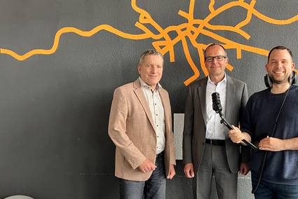 Moderator Jens Schneider (rechts) spricht mit den beiden Geschäftsführern der rnv, Christian Volz (mitte) und Martin in der Beek (links), über das diesjährige Jubiläum und die Zukunft der rnv.