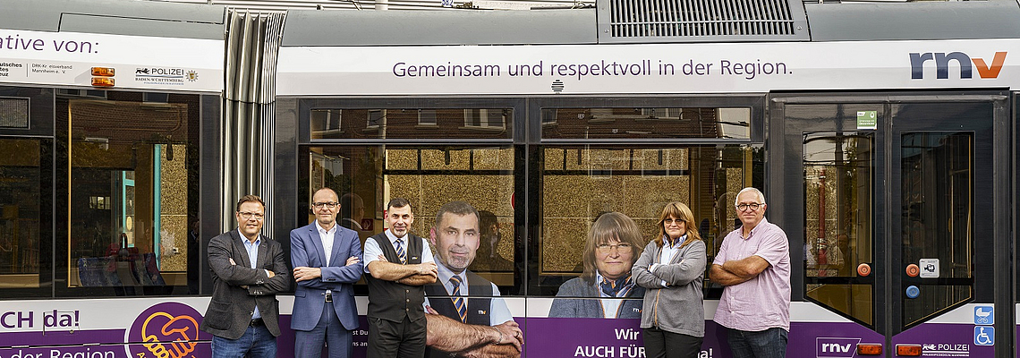 Dr. Volker Proffen (Bürgermeister und Sicherheitsdezernent Stadt Mannheim), Christian Volz (Kaufmännischer Geschäftsführer rnv) und Stephan Fuhrmann (Betriebsratsvorsitzender rnv) mit zwei Models der Respekt-Kampagne, die beide im Fahrdienst der rnv arbeiten.