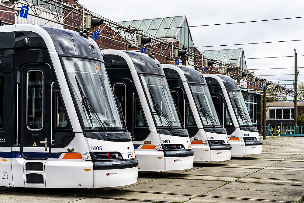 Die neue Rhein-Neckar-Tram-Fahrzeuggeneration der Rhein-Neckar-Verkehr GmbH (rnv) auf dem Betriebshof in Ludwigshafen