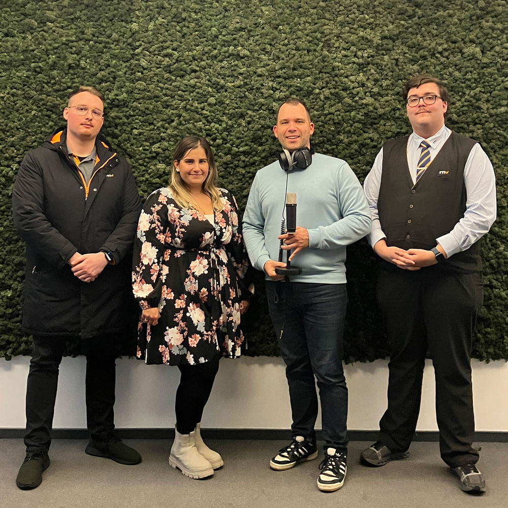 Moderator Jens Schneider, Alina Behnke, Mitarbeiterin in der Fahrgastinformation, Niklas Wagner, Fahrzeugdisponent und Dennis Tofahrn, Zugleiter und Verkehrsmeister