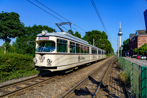 rnv-Eventfahrzeug RHB-1020 Die Event-Bahn "RHB-1020" des Typs DÜWAG auf der Strecke vor blauem Himmel mit ein paar Wölkchen.