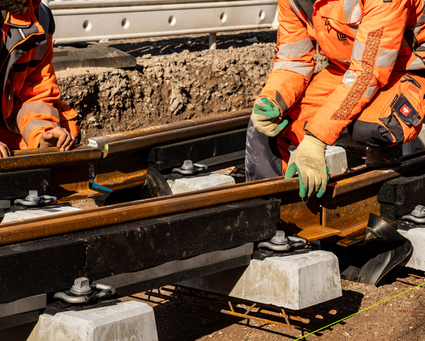 Zwei Bauarbeiter bei Gleisarbeiten