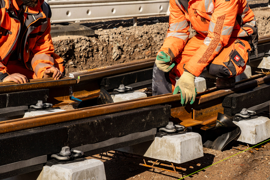Zwei Bauarbeiter bei Gleisarbeiten