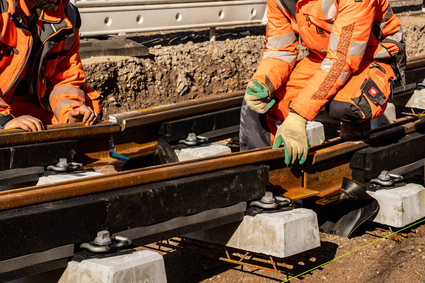 Zwei Bauarbeiter bei Gleisarbeiten