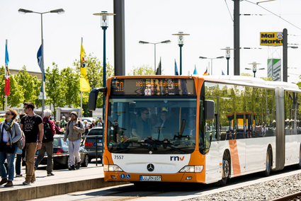 Fahrgäste steigen aus einem Bus an der Haltestelle Maimarkt