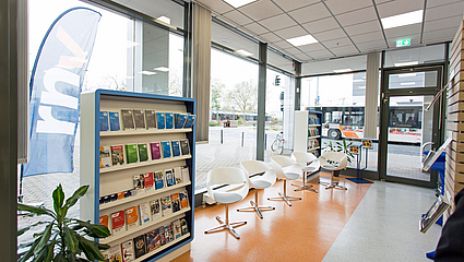 Blick in die Mobilitätszentrale Heidelberg, Warteplätze und Regale mit Broschüren