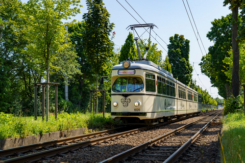 rnv-Eventfahrzeug RHB-1020 Die Event-Bahn "RHB-1020" des Typs DÜWAG auf der Strecke vor blauem Himmel mit ein paar Wölkchen.