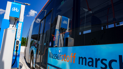 Ein rnv-Bus des Typs H2-eCitaro steht an die Wasserstofftankstelle auf dem Betriebshof der rnv in Heidelberg-Wieblingen.