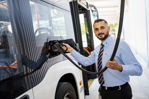 Ein rnv-Mitarbeiter schließt den Bus vom Typ H2-eCitaro zum Aufladen den Strom an.