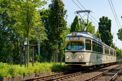 Der RHB-1020 frisch saniert und lackiert als neues rnv-Eventfahrzeug zwischen den Haltestellen Neckarplatt und Pfeifferswörth.