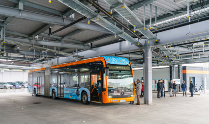 Ein Bus vom Typ Brennstoffzellen-Range-Extender-Gelenkbuss wurde auf dem neuen Betriebshof im Wieblinger Weg in Heidelberg beim Tankvorgang vorstellt.