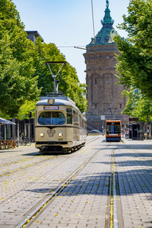 rnv-Eventfahrzeug RHB-1020 Die Event-Bahn "RHB-1020" des Typs DÜWAG auf der Strecke in den Mannheimer Planken. Im Hintergrund der Wasserturm.