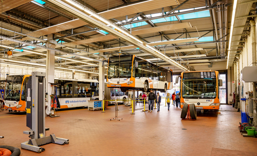 Bushalle der rnv beim Tag der offenen Tür Die Bushalle der rnv mit einigen Bussen beim Tag der offenen Tür