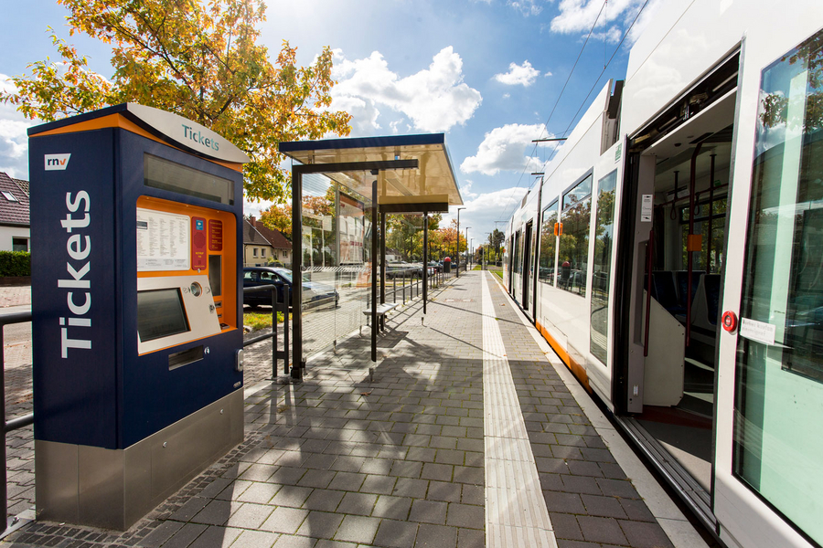 rnv-Bahn an einer Haltestelle mit Ticket-Automat