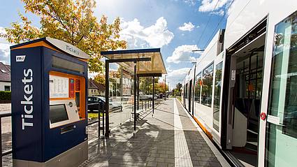 Ticket-Automat an einer Haltestelle