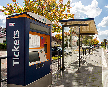 rnv-Bahn an einer Haltestelle mit Ticket-Automat