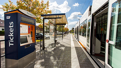 rnv-Bahn an einer Haltestelle mit Ticket-Automat