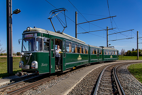 rnv-Eventfahrzeug Sixty von außen mit Servicekraft