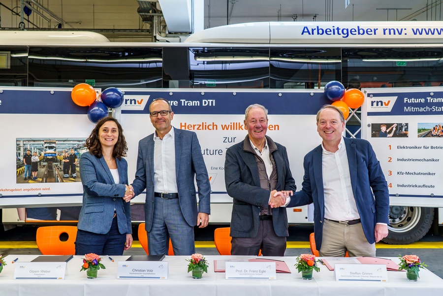 v. l. Gizem Weber (DTI Projektkoordinatorin), Christian Volz (Kaufmännischer Geschäftsführer rnv GmbH), Prof. Dr. Franz Egle (Geschäftsführender Vorstand DTI) und Steffen Grimm (rnv Personalchef) unterzeichnen die Kooperation.