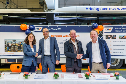 v. l. Gizem Weber (DTI Projektkoordinatorin), Christian Volz (Kaufmännischer Geschäftsführer rnv GmbH), Prof. Dr. Franz Egle (Geschäftsführender Vorstand DTI) und Steffen Grimm (rnv Personalchef) unterzeichnen die Kooperation.