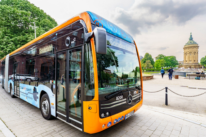 Ein rnv-Bus des Typs H2-eCitaro in Mannheim vor dem Mannheimer Wasserturm.